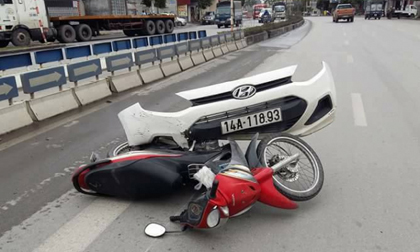 Taxi đâm xe máy, 1 người tử vong