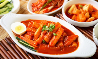 Cách làm bánh gạo xào cay đơn giản cho ngày lạnh