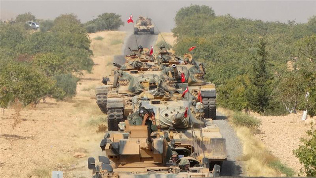 Xe tăng của quân đội Thổ Nhĩ Kỳ tiến vào Syria. (Ảnh: Reuters)