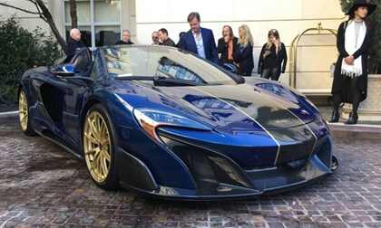 Siêu xe McLaren mạ vàng lấp lánh nổi bật khi xuất hiện trên đường phố Mỹ