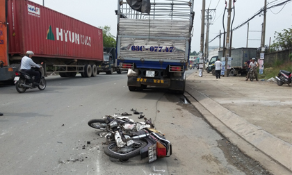 Xe tải kéo lê xe máy và người hơn 50 mét, tài xế xe máy tử vong