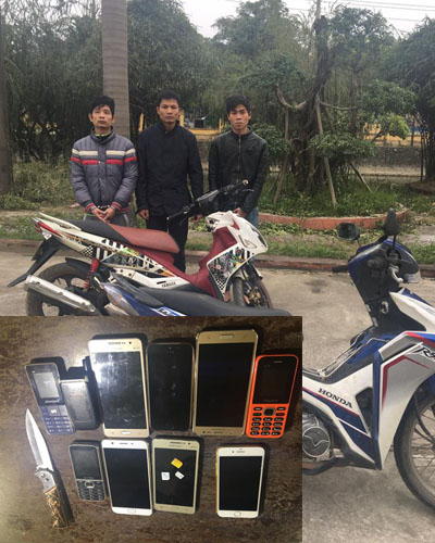   3 đối tượng (Từ trái qua phải): Linh, Sáng, chinh và các tang vật thu được. Ảnh: Công an cung cấp.  