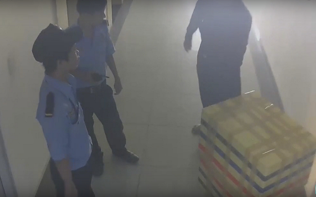 Nghi phạm bị bảo vệ chung cư phát hiện khi đang cố gắng vận chuyển thùng xốp chứa xác nữ sinh đi phi tang.