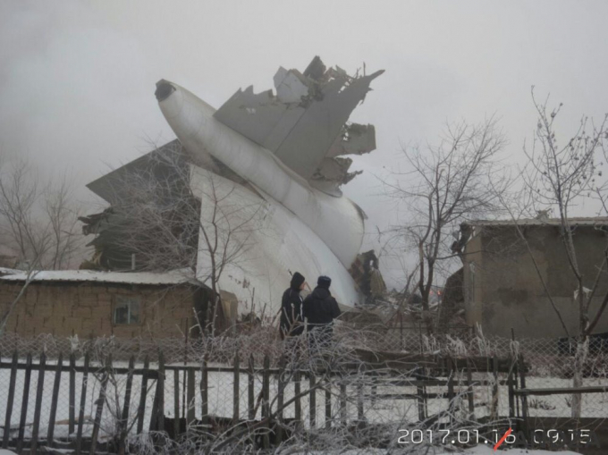 Bộ Tình trạng khẩn cấp Kyrgyzstan xác nhận, vụ tai nạn khiến ít nhất 30 người thiệt mạng, trong đó có 1 phi công máy bay và 6 trẻ em. Ngoài ra 15 ngôi nhà cũng bị hư hại khi máy bay rơi xuống một ngôi làng gần đó. (Ảnh: Boarding)