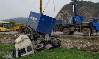 Tin tai nạn giao thông ngày 17/1: Xe khách tông xe container văng xuống mương