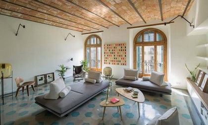 Những chiếc gương mang thêm nét quyến rũ cho căn hộ ở Barcelona