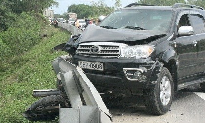 Va chạm với ô tô, 2 mẹ con thiệt mạng