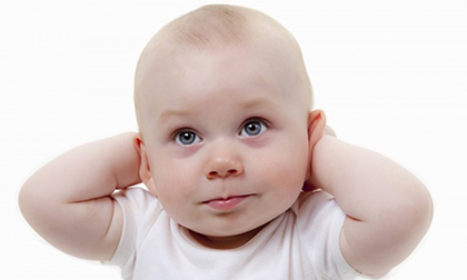 Trẻ sơ sinh bị rụng tóc có nguy hiểm không?