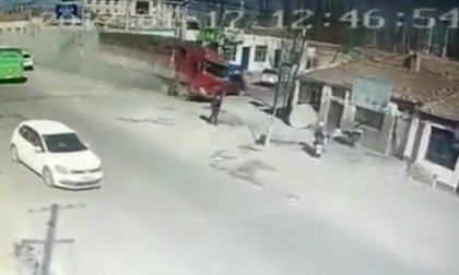 Mất lái, container lao thẳng vào nhà dân khiến 8 người thương vong