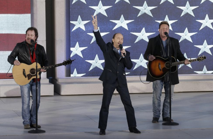 Ca sĩ Lee Greenwood hát bài 