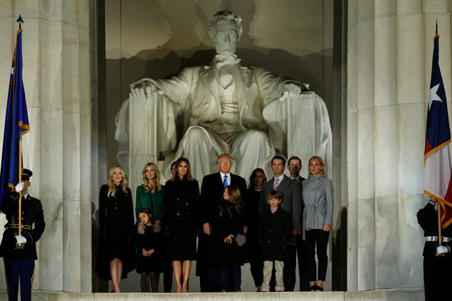 Gia đình Tổng thống đắc cử Donald Trump chụp ảnh lưu niệm tại Đài Tưởng niệm Lincoln. (Ảnh: Reuters)
