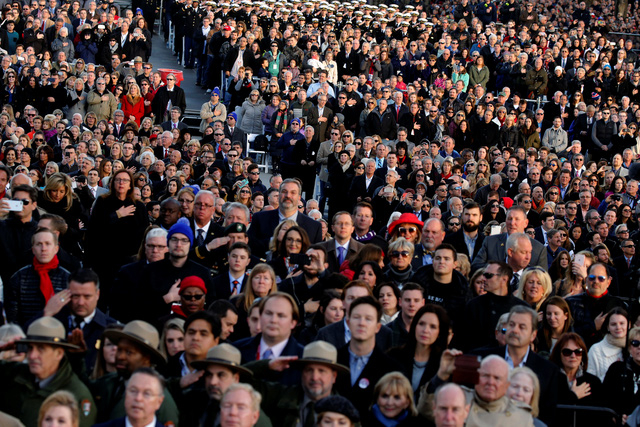 Những người tham dự buổi hòa nhạc tại Đài Tưởng niệm Lincoln. (Ảnh: Reuters)