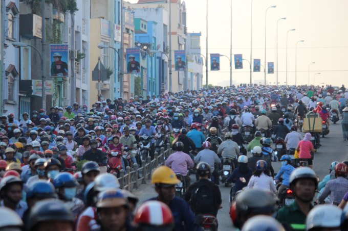 Kẹt xe nghiêm trọng trên đường Khánh Hội.