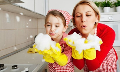 Cha mẹ nên bắt đầu dạy con làm việc nhà như thế nào?