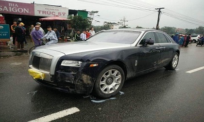 Siêu xe Rolls Royce đâm xe máy, bố tử vong, con nhập viện
