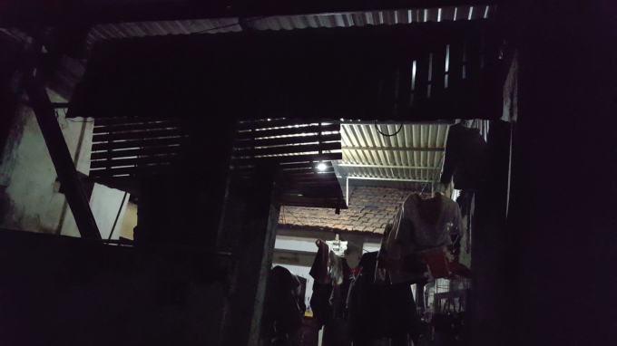 Ngôi nhà xập xệ với ngổn ngang đồ dùng cá nhân của gia đình chị Hải. Ảnh: Huy Trung