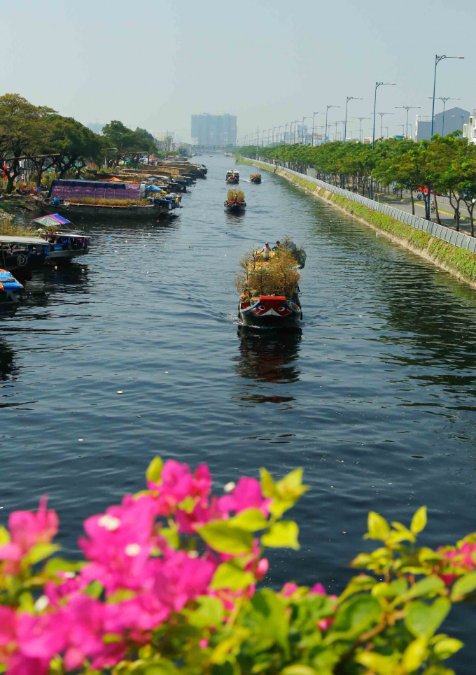                  Những chiếc thuyền hối hả ngược xuôi chở đầy hoa xuân  