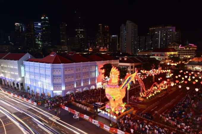 Đường phố Singapore rực rỡ các loại đèn lồng, nổi bật là chú gà cao 13m, rộng 7m, dài 100m, nằm ở ngã 3 của đường Eu Tong Sen, New Bridge và đường Upper Cross. (Ảnh: Xinhua)