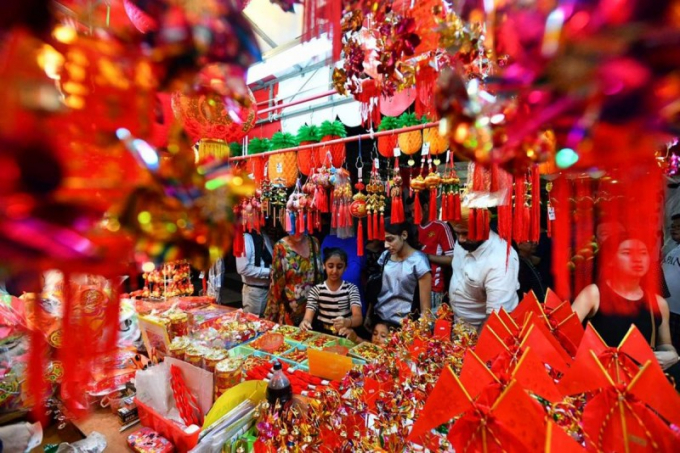 Sắc đỏ bao trùm khắp các con phố của Singapore. (Ảnh: Xinhua)