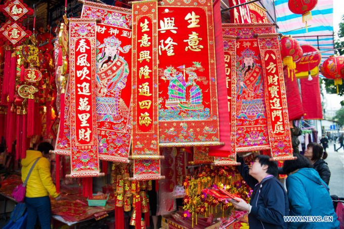 Người dân Macao chọn đồ trang trí Tết. (Ảnh: Xinhua)