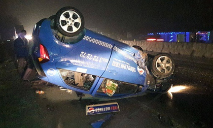 Nghệ An: Xe taxi đâm giải phân cách, “phơi bụng” trên QL1A