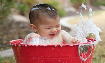 Bộ ảnh những khoảnh khắc ngộ nghĩnh khi bé tắm