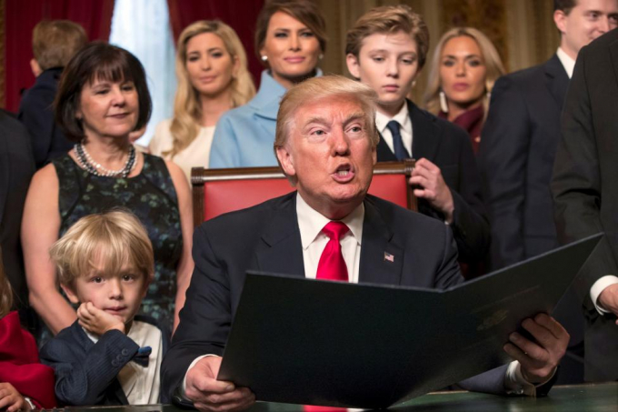 Ông Trump ký sắc lệnh hành pháp đầu tiên tại trụ sở Quốc hội ở thủ đô Washington ngay sau khi nhậm chức hôm 20/1.