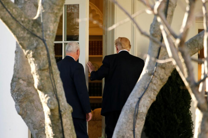 Tổng thống Donald Trump và phó tướng Mike Pence trở lại Nhà Trắng sau khi thăm trụ sở Bộ An ninh Nội địa hôm 25/1.