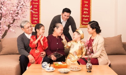 Cách mặc đẹp cho mùng 2 Tết may mắn cả năm