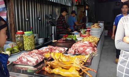Thịt thú rừng bày bán công khai, phản cảm ở chốn tâm linh chùa Hương