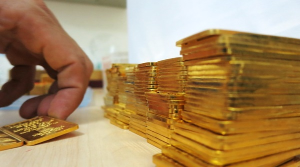 Giá vàng ngày 3/2: USD sụt giảm, vàng tăng vọt