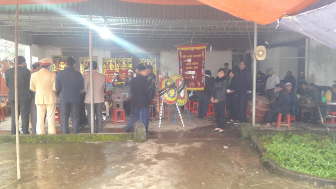 Hoàn cảnh gia đình anh Tĩnh hết sức khó khăn, cả xóm nghèo như sững sờ trước thông tin về vụ tai nạn cướp đi 3 sinh mạng trong gia đình anh Tĩnh.