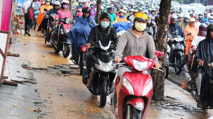 Đi xe máy trên vỉa hè phạt từ 300-400 nghìn. (Hình: minh họa)
