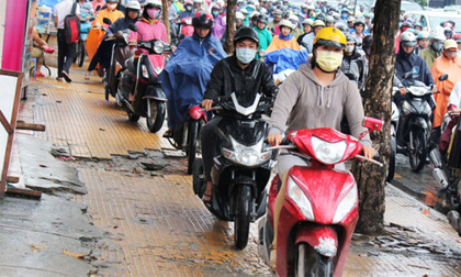 Đi xe máy trên vỉa hè bị phạt đến 1,2 triệu đồng