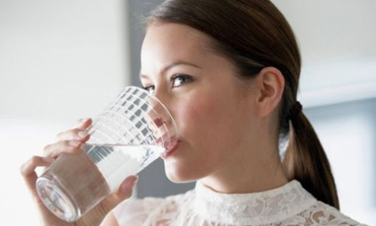 Lợi ích tuyệt vời của nước nóng với sức khỏe và sắc đẹp