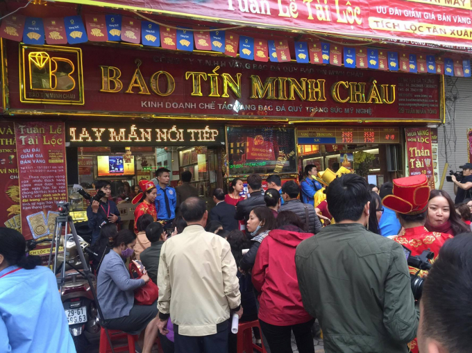 Ngày vía Thần tài: Hàng trăm người đổ xô đi mua vàng từ tờ mờ sáng