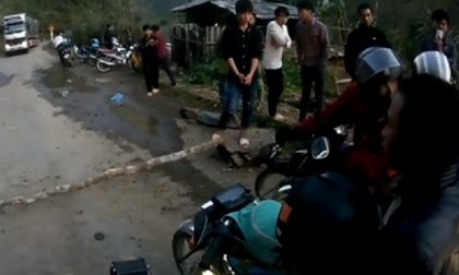 Dân phượt khóc dở vì bị nhóm người lạ dựng barie chặn đường thu phí xe