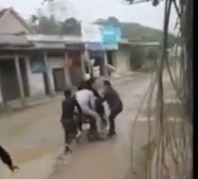 Hình ảnh cô gái bị nhóm thanh niên 