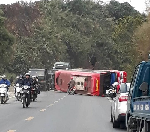 Hòa Bình: Xe khách 45 chỗ mất phanh khi xuống dốc Cun, tài xế cho xe đâm vào vách núi