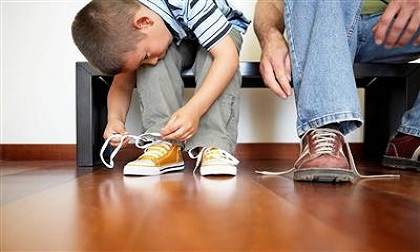 Dạy con mặc quần áo để phát triển trí não theo độ tuổi