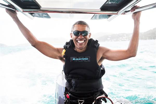 Theo CNN, trong chuyến đi này, cựu Tổng thống Obama đã thử sức với trò lướt ván diều, điều mà trước đây ông không thể tham gia vì lý do an ninh.