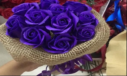 Hoa hồng sáp nghi hàng Trung Quốc bán tràn lan trên thị trường Việt Nam