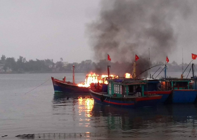 Quảng Bình: Tàu cá bốc cháy dữ dội nghi do tàn hương cúng Rằm tháng Giêng