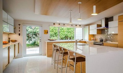 Những căn bếp hiện đại với sắc trắng và nội thất gỗ