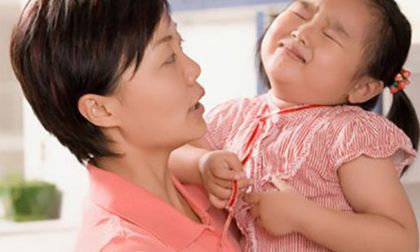 5 mẹo đơn giản nhưng hiệu quả để trẻ tự lập, không bám dính lấy mẹ