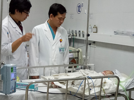 
Bệnh nhi Trọng đang được các bác sĩ Bệnh viện Đà Nẵng tích cực cứu chữa
