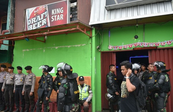 Thế giới tình dục ngầm trong các khu phố đèn đỏ bất hợp pháp ở Indonesia