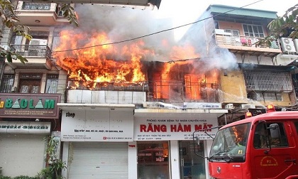 Chùm ảnh: “Bà hoả” thiêu rụi ngôi nhà số 40 Bát Đàn
