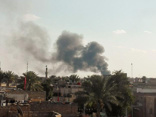 Khói bốc lên từ khu vực bị đánh bom xe ở Baghdad ngày 16-2. Ảnh: REUTERS