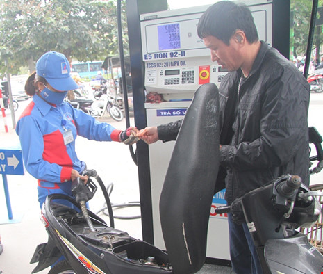 Giá xăng tăng từ 15 giờ ngày 18/2 - 1